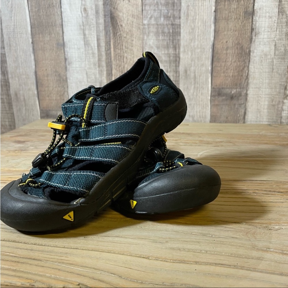 Keen Newport H2 Water Shoes Kids Sandal sz 4
